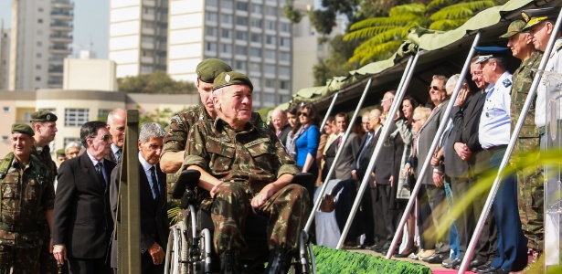 O comandante do ExÃ©rcito, general Villas BÃ´as, durante cerimÃ´nia em homenagem ao soldado MÃ¡rio Kozel Filho, morto durante a ditadura militar