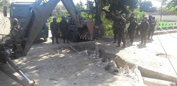 14.ago.2018 - Militares preenchem fosso cavado por criminosos para impedir operações - Comando Conjunto/CML
