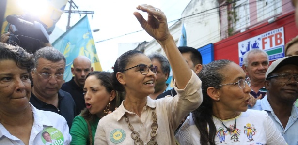 24.set.2018 - Marina Silva caminha pela rua do Comércio, no centro de Maceió