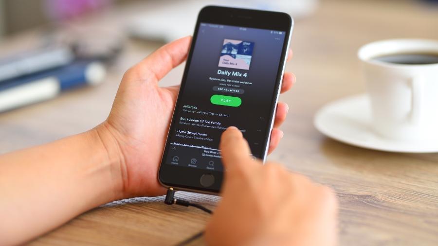 Celular com o app Spotify - iStock/Getty