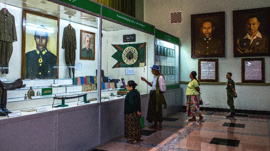 Visitantes no Museu da Defesa em Naypyitaw, Mianmar - Minzayar Oo/The New York Times