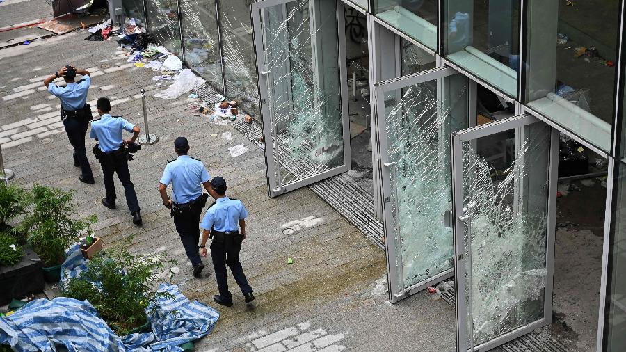 O prédio do parlamento terá de ficar fechado devido aos danos causados nos protestos de ontem em Hong Kong, no qual manifestantes quebraram os vidros, entraram no prédio e picharam as paredes - Hector Retamal/AFP