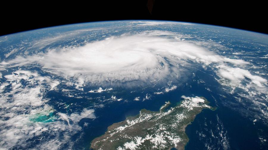 29.ago.2019 - Foto tirada por astronauta da Estação Espacial Internacional mostra o furacão Dorian perto da República Dominicana - 29.ago.2019 - Nasa/AFP