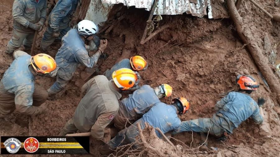 Bombeiros buscam vítimas após deslizamento de terra em Campos do Jordão - Divulgação/Corpo de Bombeiros