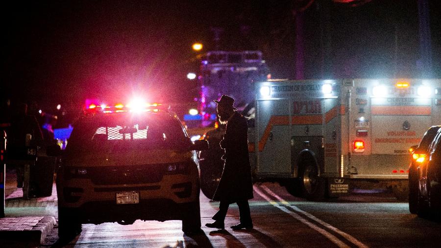 Homem caminha próximo à área em que cinco pessoas foram esfaqueadas em Monsey, Nova York - Eduardo Munoz/Reuters