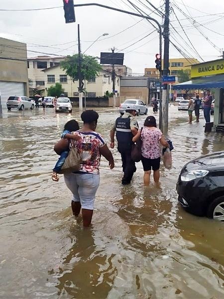 Agentes da Guarda Metropolitana ajudaram os pedestres na travessia das vias alagadas em Vitória, após fortes chuvas atingirem a cidade - Prefeitura de Vitória