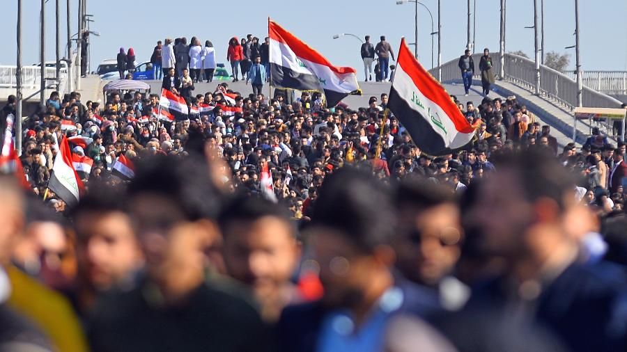 12.jan.2020 - Estudantes iraquianos protestam na cidade de Najaf, contra o governo do país por ter provocado a queda de um avião que matou 176 pessoas - Haidar HAMDANI/AFP