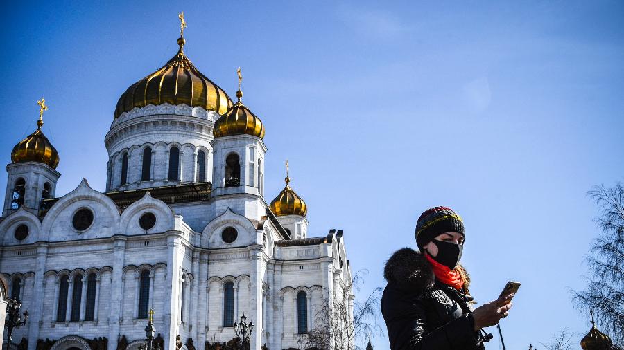 26.mar.2020 - Mulher usando máscara devido ao coronavírus na Catedral de Cristo Salvador no centro de Moscou, capital da Rússia - ALEXANDER NEMENOV/AFP