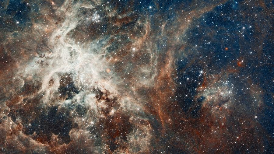 2012 - Nebulosa da Tarantula - Essa nebulosa, conhecida como 30 Doradus, está situada na Grande Nuvem de Magalhães, uma das galáxias vizinhas à Via Láctea. - NASA