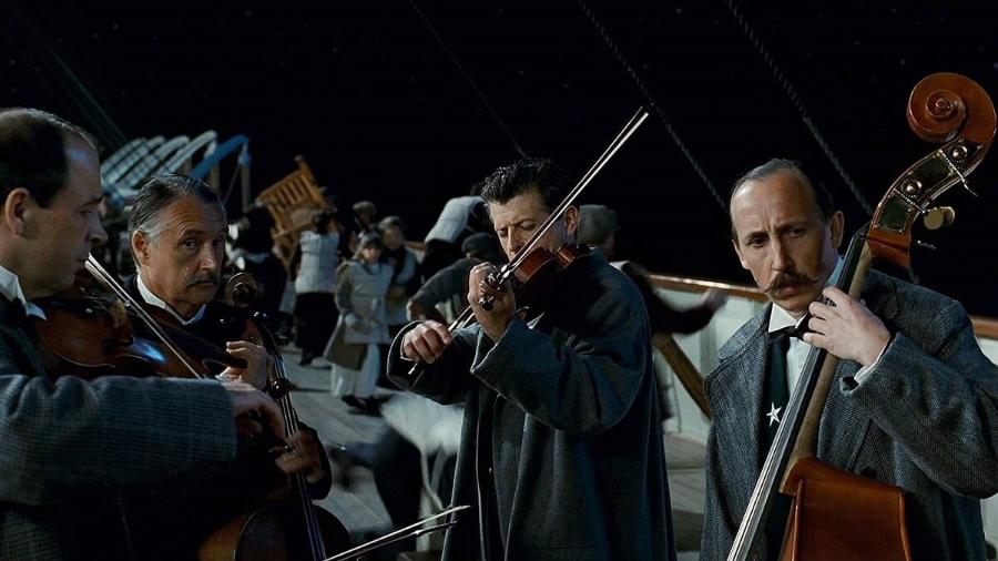 Cena do filme Titanic mostra os músicos que continuaram tocando mesmo sabendo do impacto iminente  - Divulgação