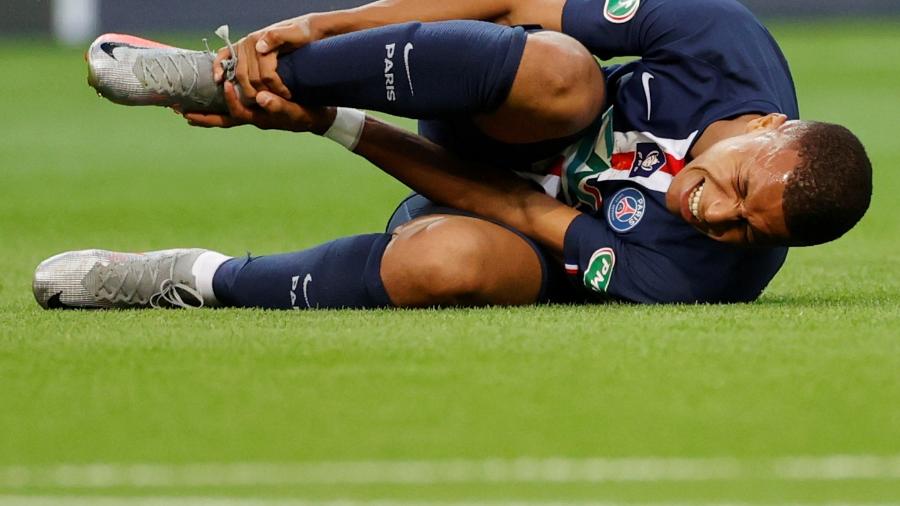 Kylian Mbappé se recupera de uma lesão no tornozelo e é dúvida para enfrentar Atalanta - CHRISTIAN HARTMANN