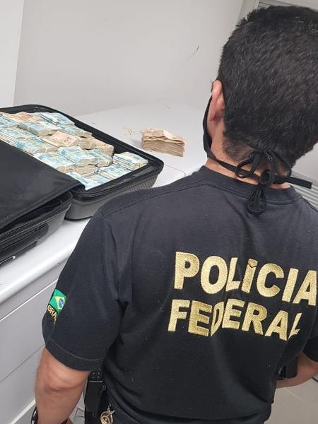 Polícia Federal estima que a mala continha mais de meio milhão de reais, em notas de R$ 50 e R$ 100 - Divulgação / Polícia Federal de Alagoas