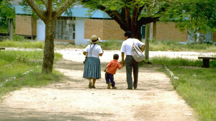 Luis Fermín Tenorio Cortez (ao centro) foi a última criança vítima do poliovírus selvagem em todo o continente americano - Armando Waak/OPS