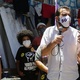 28 out. 2020 - Guilherme Boulos (Psol) visita a comunidade Vietnã, na rua Franklin Magalhães, na Vila Santa Catarina, zona sul da cidade de São Paulo - ALICE VERGUEIRO/ESTADÃO CONTEÚDO