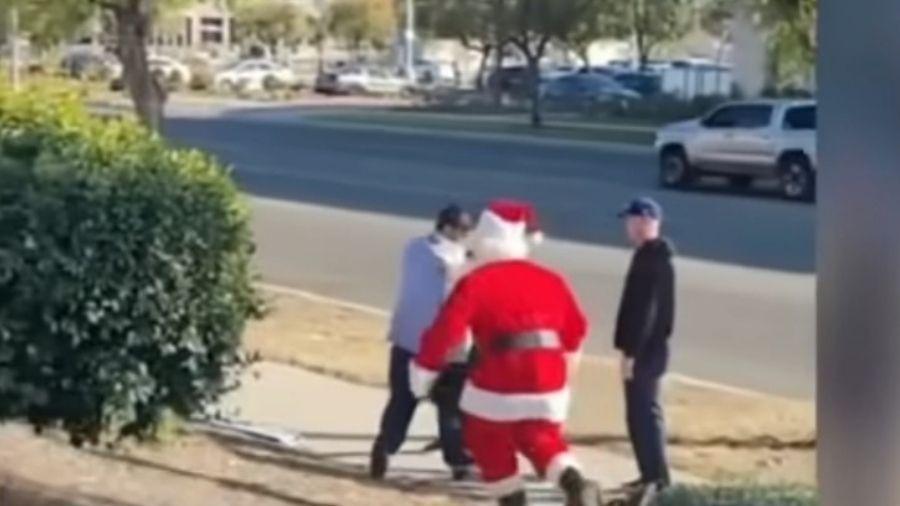 Papai Noel corre para agarrar suspeito - Reprodução/Youtube