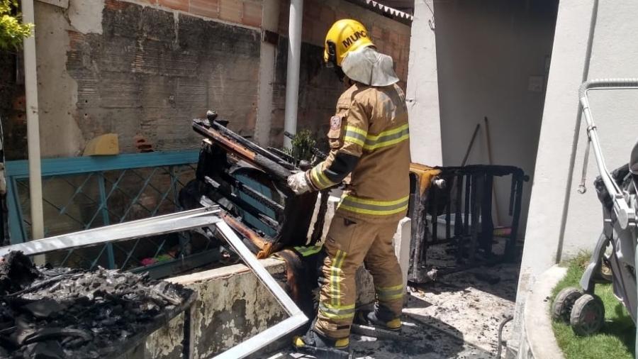 Bombeiro trabalha após incêndio em Betim ter sido extinto; duas crianças e a mãe foram atingidas pelas chamas - Divulgação