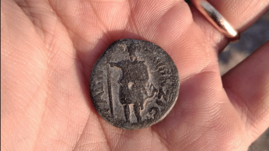 A moeda encontrada tem a figura do deus da lua sírio - Divulgação/Autoridade de Antiguidades de Israel