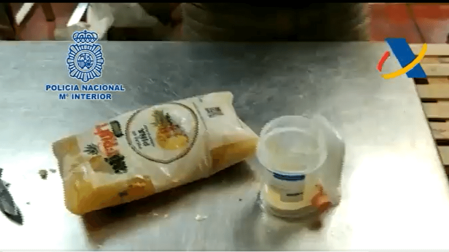 Imagens da polícia espanhola mostram cocaína encontrada em polpa de fruta  - Reprodução