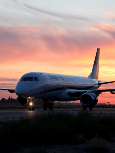 Embraer anunciou venda de aviões e preço da ação subiu - Divulgação/Embraer