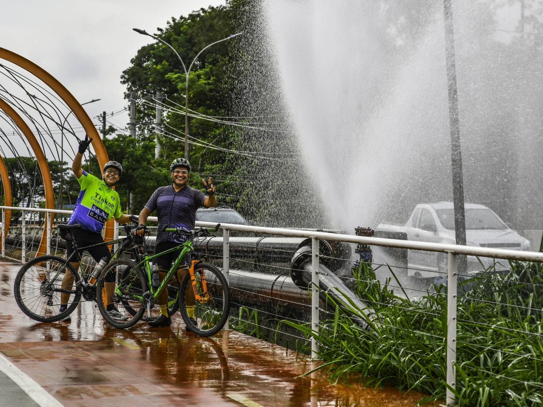 Desperdício de água da Sabesp e 'gatos' poderiam abastecer toda São Paulo