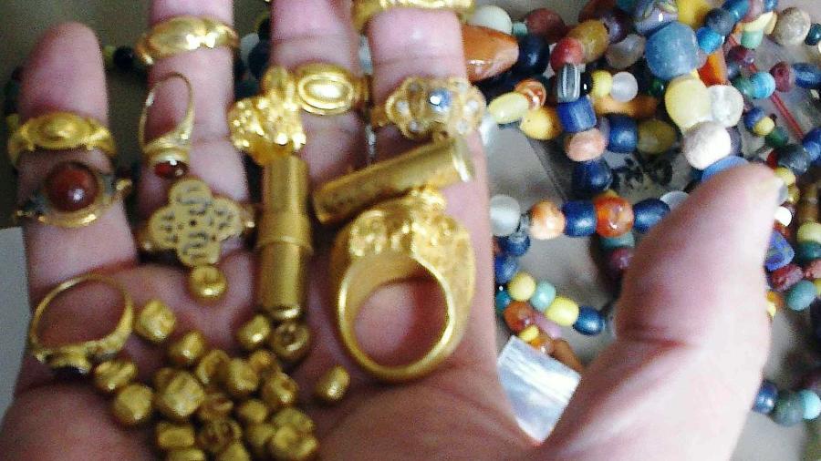 Os tesouros encontrados pelos pescadores incluem moedas, peças de ouro e estátuas cravejadas de pedras preciosas - Reprodução/Redes Sociais/WreckWatch Magazine