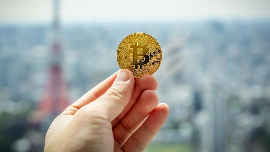 Bitcoin é negociado abaixo dos US$ 25 mil, o menor valor em 18 meses, no momento em que os investidores evitam ativos de risco diante da queda das Bolsas - Getty Images