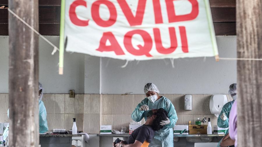 13.jan.2022 - Pessoas fazem teste de covid-19 na UBS (Unidade Básica de Saúde) da Asa Sul, em Brasília - GABRIELA BILÓ/ESTADÃO CONTEÚDO