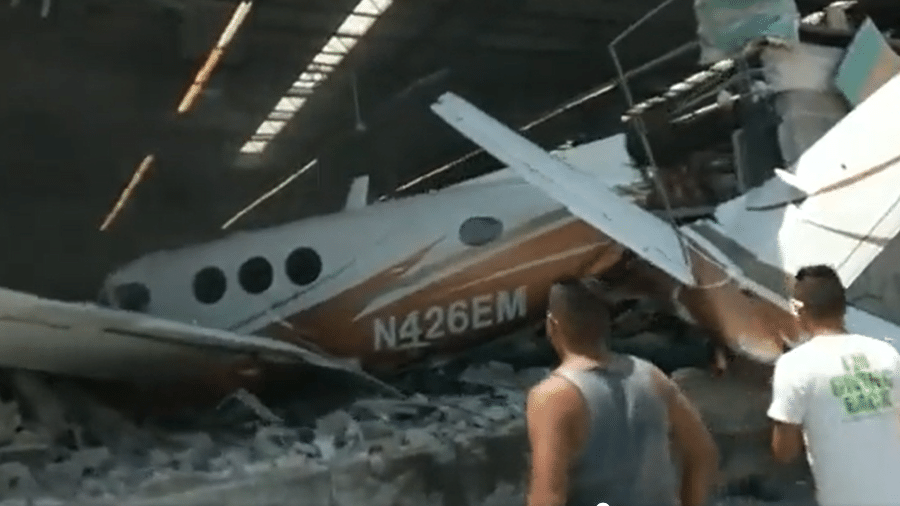 Imagem de destroços da aeronave dentro do supermercado atingido pela queda em Temixco, no México.  - Reprodução/Redes Sociais