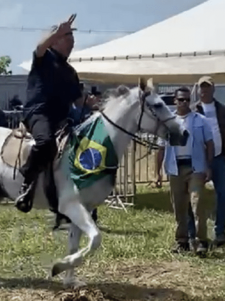 Presidente Jair Bolsonaro chega a evento em Parnamirim, no Rio Grande do Norte, montado a cavalo - Reprodução