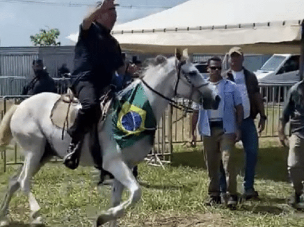 Montado em cavalo branco, Bolsonaro cumpre uma profecia do Apocalipse no RN