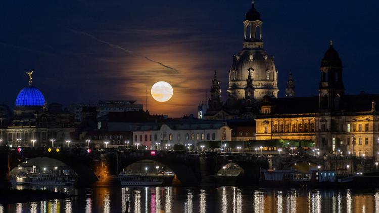 Full moon from Dresden - Matthias Reichl/Reuters - Matthias Reichl/Reuters