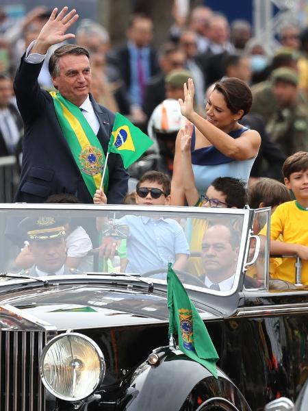 Jair Bolsonaro e a esposa, Michelle, participam do desfile em comemoração do 7 de Setembro em Brasília - 7.set.2022 - Wilton Júnior/Estadão Conteúdo