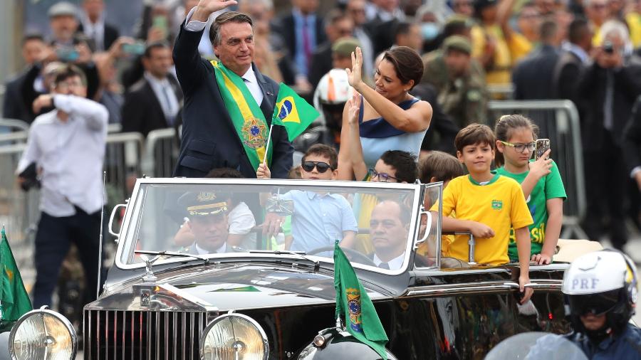 Jair Bolsonaro e a esposa, Michelle, participam do desfile em comemoração do 7 de Setembro em Brasília