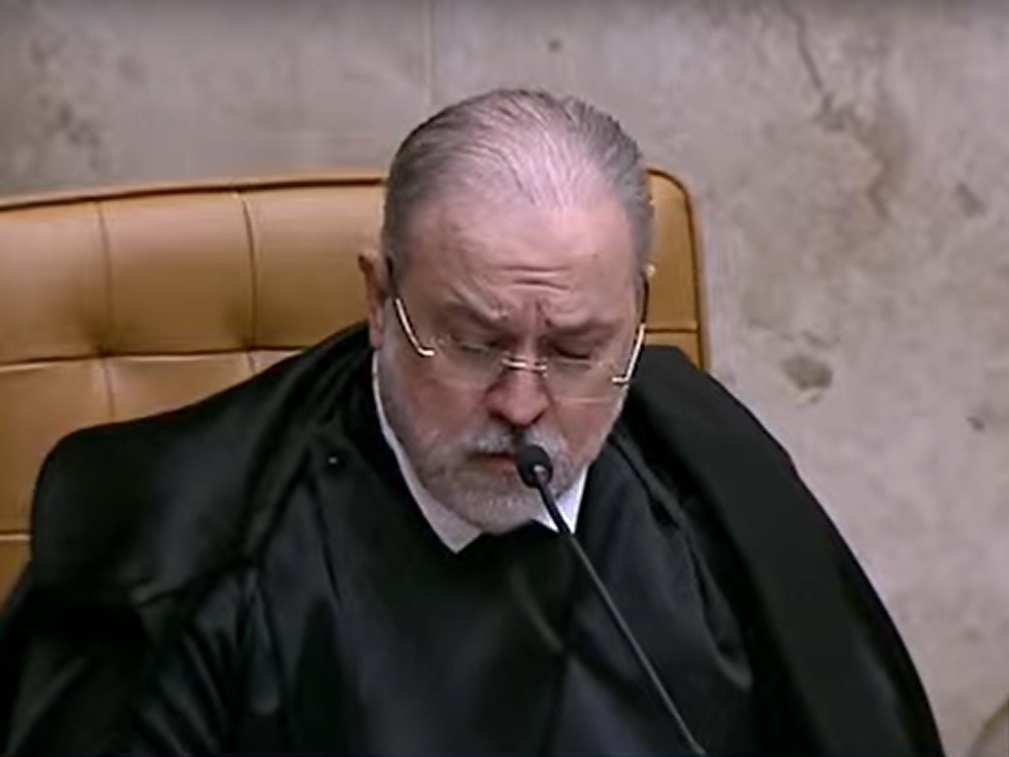 Aras é só mais um a descobrir que 'amar a democracia' é a melhor blindagem