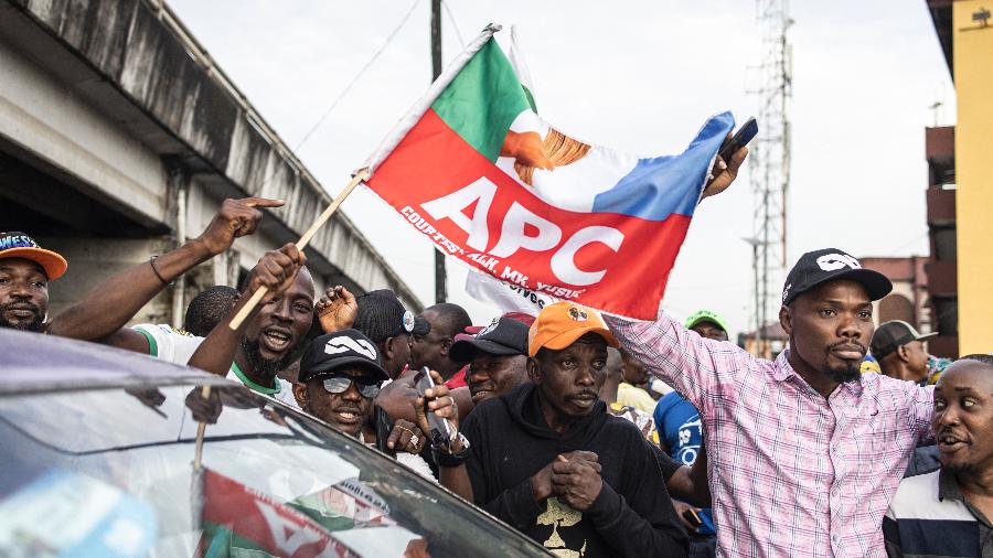 Apoiadores comemoraram vitória de Bola Tinubu em uma das eleições mais disputadas do país mais populoso da África. - JOHN WESSELS / AFP