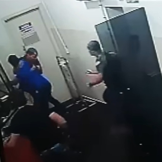 Preso por estupro de vulner&aacute;vel morre atingido por tiro em delegacia