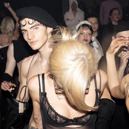 Convidados vestiam lingeries de renda; festa foi promovida por influenciadora do Instagram
