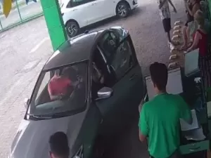 Homem agride mulher com socos em locadora de veículos e é preso; veja vídeo