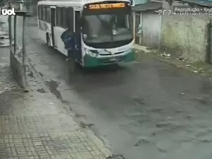 Ônibus atropela e quase passa por cima de entregador de app no Rio; veja