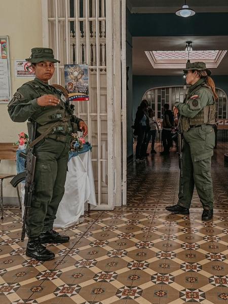 Militares fazem segurança em zona eleitoral durante eleições na Venezuela