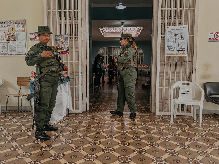 Militares fazem segurança em zona eleitoral durante eleições na Venezuela