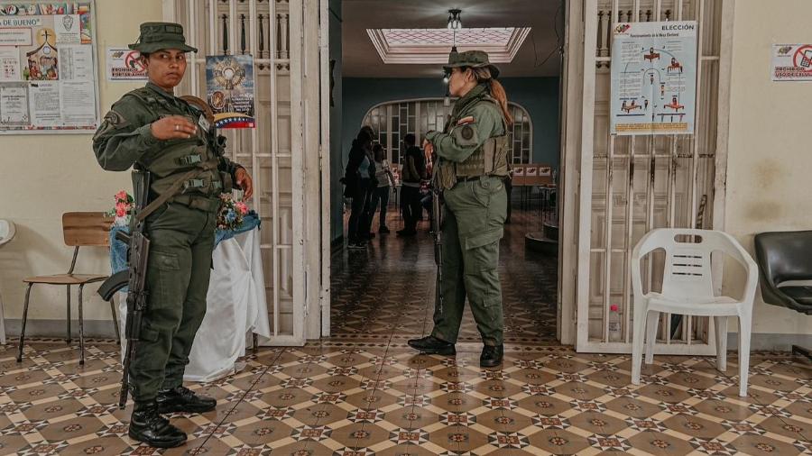 Militares fazem segurança em zona eleitoral durante eleições na Venezuela