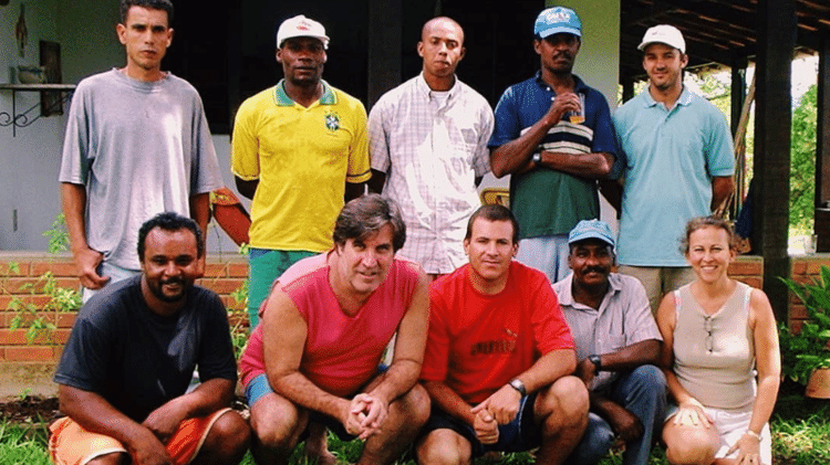 Mauro (de vermelho), Denise e os outros colaboradores na fundação do projeto, em 2006