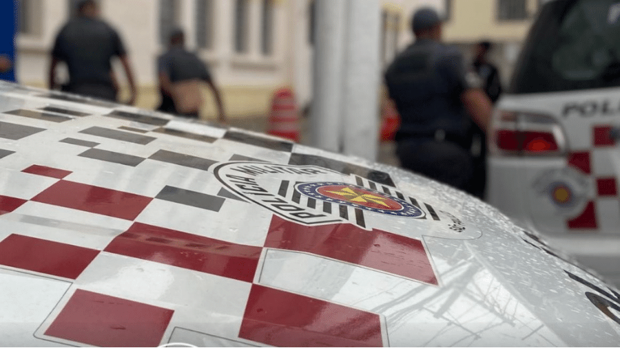 Os policiais, usando motocicletas, teriam abordado o dono da Porsche na Avenida Marcelino Bresciani, em Caieiras - Divulgação/PMESP