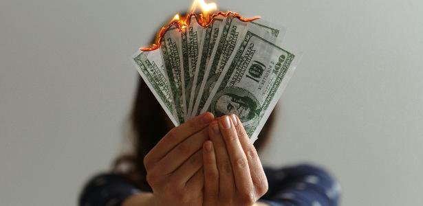 Reserva de dólares cai após intervenção do BC. Há espaço para mais leilões?