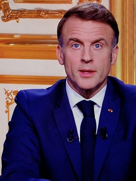 5.dez.2024 - O presidente francês, Emmanuel Macron, se dirige à nação durante uma transmissão televisionada do Palácio do Eliseu