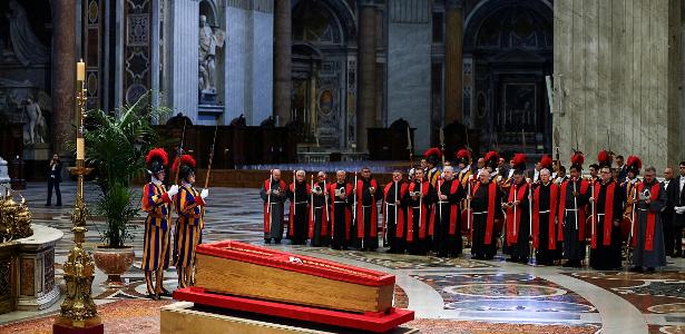 Onde vai passar funeral do papa Francisco? Assista transmissão ao vivo