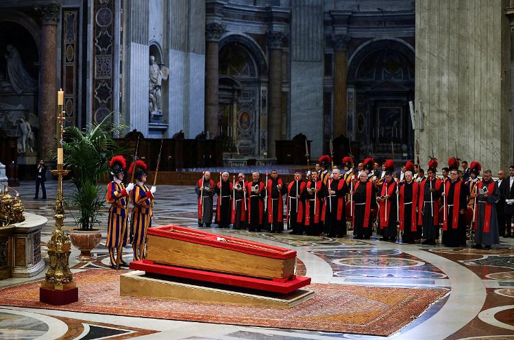 O último serviço da Guarda Suíça a Francisco: seus soldados protegerão o corpo do papa durante todos os ritos até seu enterro O último serviço da Guarda Suíça a Francisco: seus soldados protegerão o corpo do papa durante todos os ritos até seu enterro