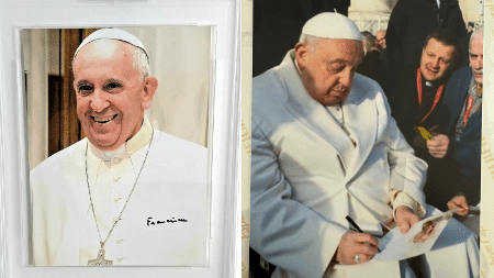 Foto autografada à esquerda e, à direita, momento em que é assinada Foto autografada à esquerda e, à direita, momento em que é assinada