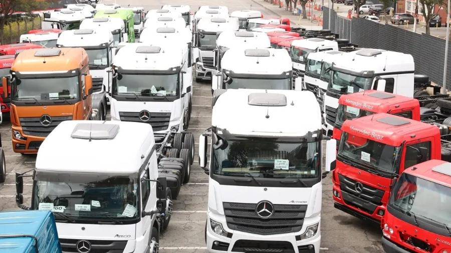 Caminhões em estacionados em pátio